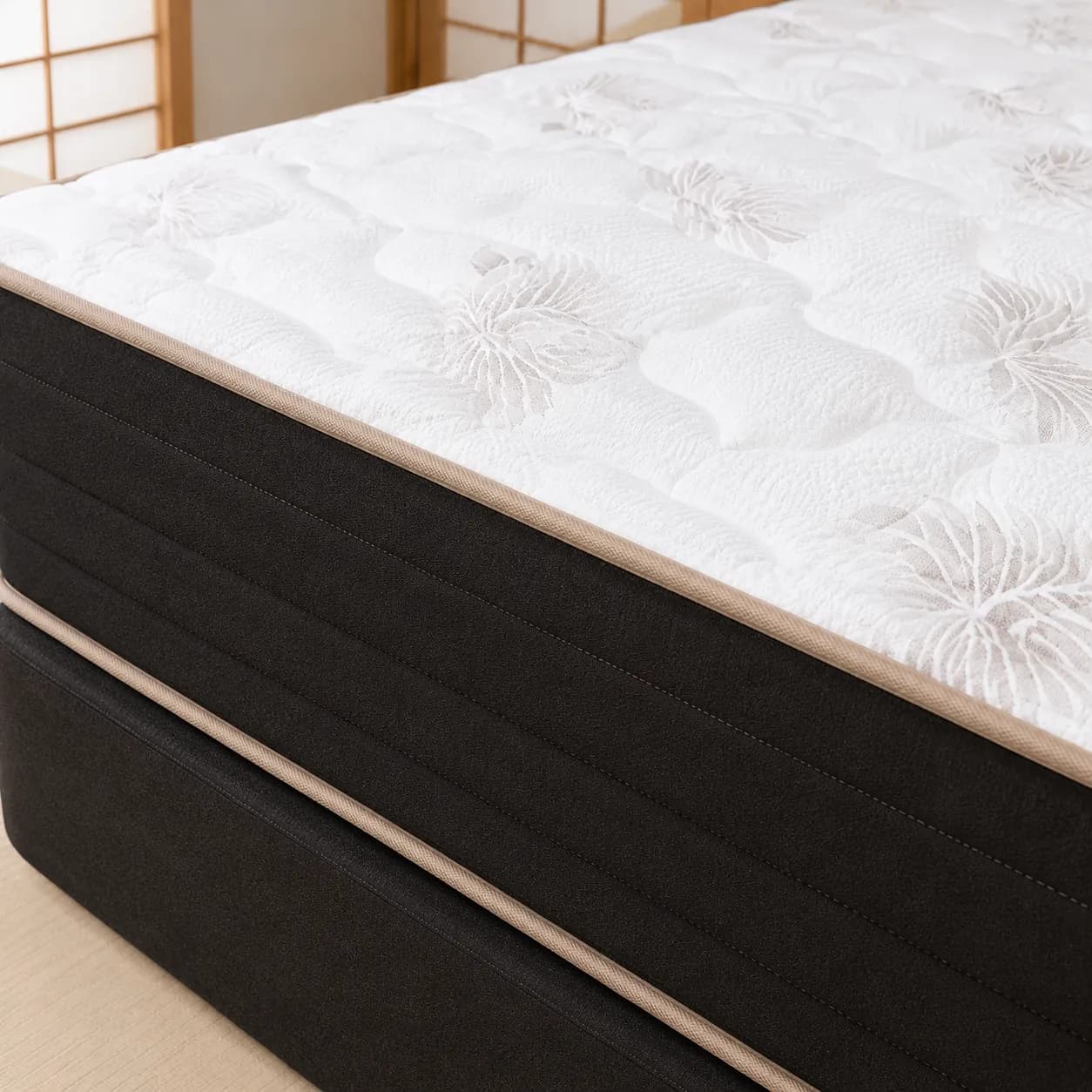 Colchão Gran Relax no acabamento preto, em close do tampo e do tecido jacquard matelassê